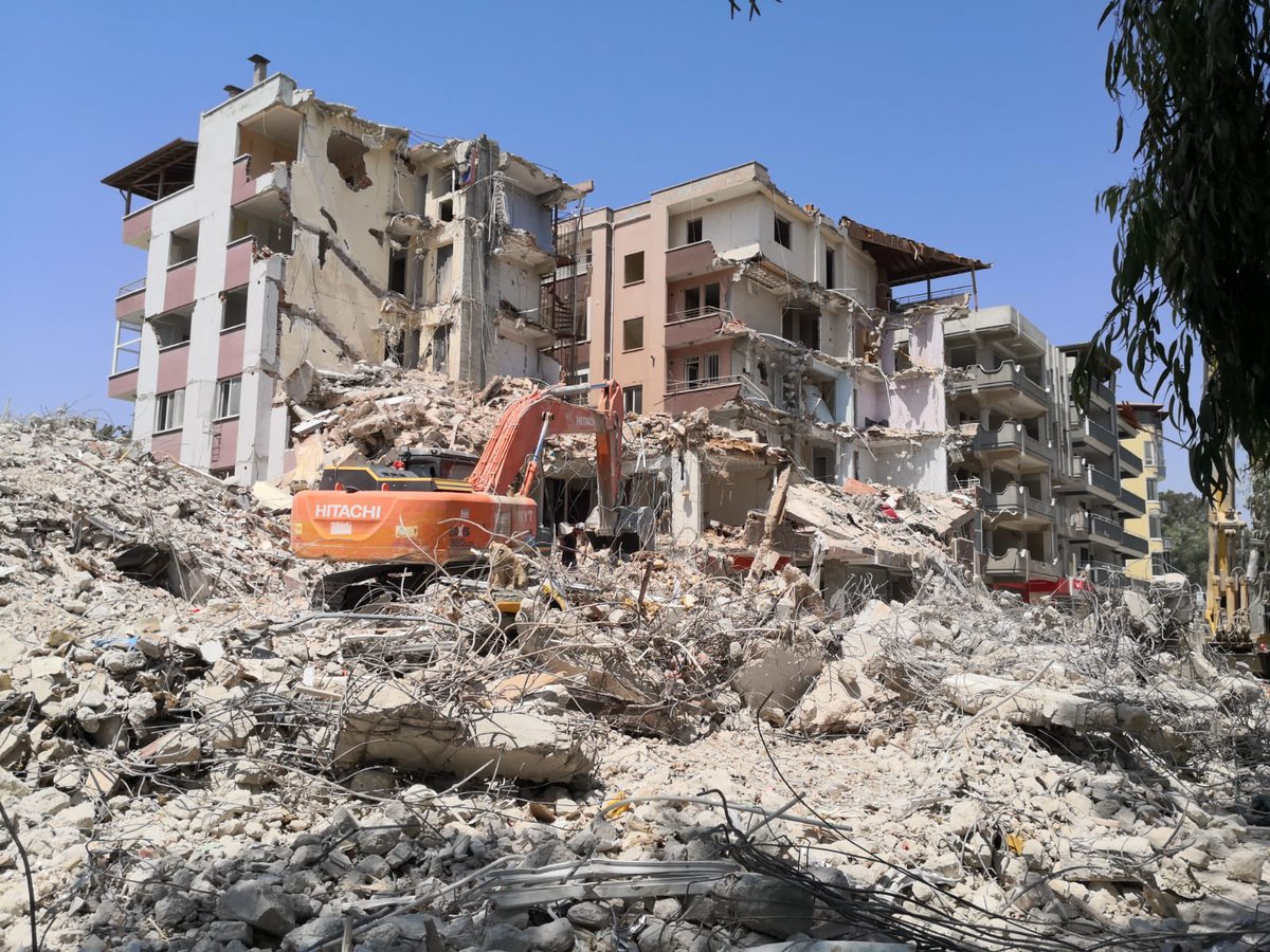 Atanamayan öğretmenler burada enkazdan çıkabilen, yaşamaya tutunmaya çalışan tüm öğrencilere ve velilerine desteklerini candan yapmak istiyor.. 
Bundan sonra sizin sadece depremzede öğretmenler için atama düğmesine basmanız yeterli olacaktır. 
Biz buradayız ve desteğimizle varız.