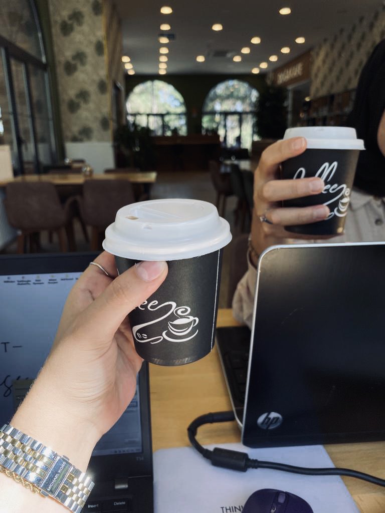BusraArmagan_'s tweet photo. Home Office çalışırken, ofis arkadaşınızı da kendiniz seçersiniz ☕️ @RabiaMamus https://t.co/fjP04zlZfj