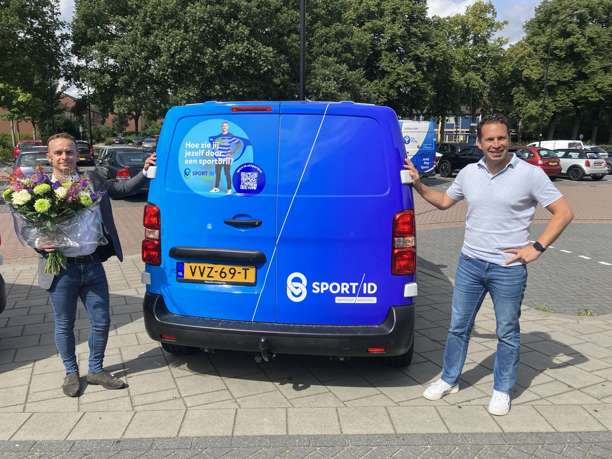 Wij rijden elektrisch! 🔌

Gisteren werd officieel de sleutel overhandigd door @MartijnBruinsma van @AutobedrijfWassink (Doetinchem) aan directeur-bestuurder <a href="/Maurice/">Maurice</a> Tepperik van Sport-ID.
