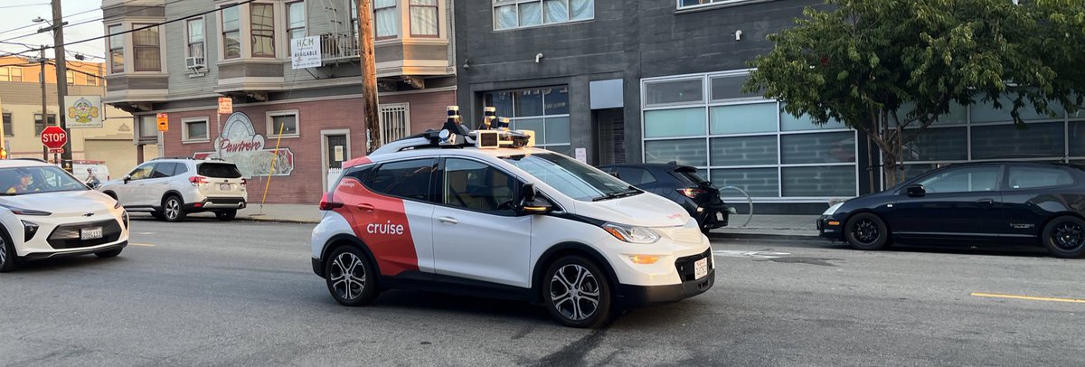 dannynalvarez's tweet photo. @Cruise looks like Rutabaga has stopped with hazard lights on and no driver, but it’s confusing traffic and blocking a garage https://t.co/CCTV18ywQk
