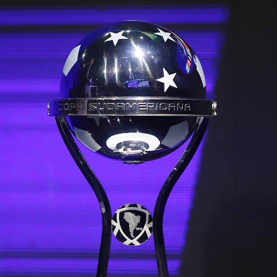 ✈️🏆 Devido o regulamento da competição, o Corinthians, que veio da Copa Libertadores, decide todos os seus confrontos na condição de visitante. 

🇧🇷 Assim, independe se enfrentar o Fortaleza ou América/MG, a partida de volta será longe de Itaquera.