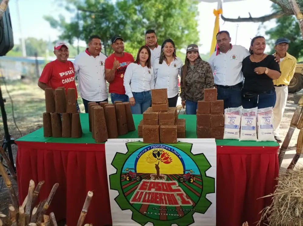 CMBTorres's tweet photo. #30Agosto Hicimos presencia En la Empresa de Propiedad Social La Libertad Primero acompañando a nuestros Comuneros y Comuneras del Eje Hernán Peralta. #ComunaONada 🇻🇪
@NicolasMaduro 
@dcabellor 
@ElimarLopezVE https://t.co/htQlbELvQf