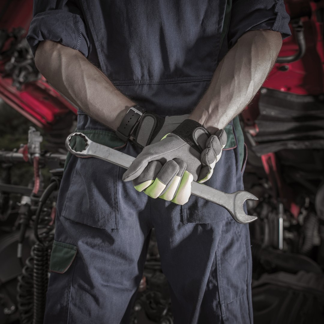 GIESnowMagazine's tweet photo. Get your equipment ready for winter. Inspect all equipment for damage. Inspect the belts and hoses for cracks or leaks. Replace any worn or damaged parts. Create a maintenance schedule and stick to it! https://t.co/gaHtZSMJwA