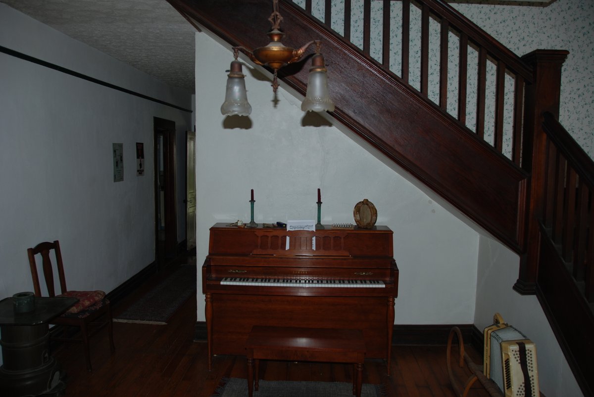 writersw1's tweet photo. Historic furnished home in Kenilworth 3 beds 2 baths wifi new appliances-stove, washer/dryer etc-hardwood floors, pool table, garden, 8 min to Blue Ridge Pkwy in a quiet neighborhood >9 months lease is $2,150/month For photos and videos text 828-707-1713 email writersw@gmail.com https://t.co/FaumJcNkLP