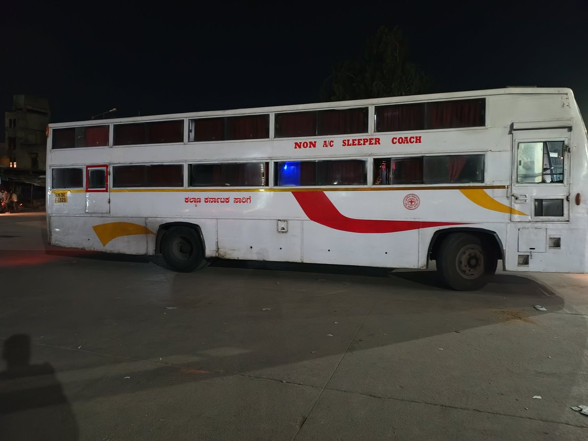 NammaKalyana's tweet image. Condition of sleeper coach bus 😑
Raichur to dharwad 
#kkrtc @KKRTC_Journeys  #raichur