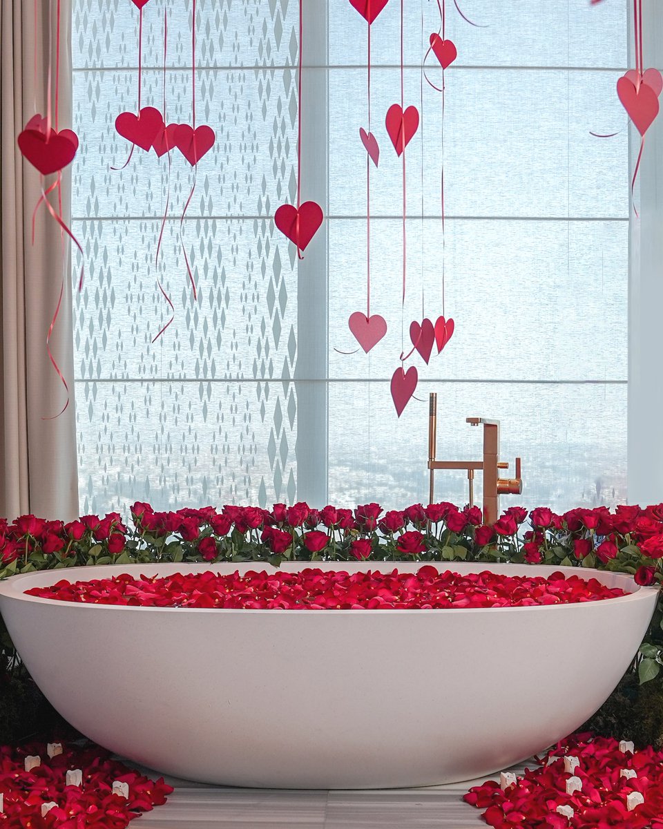 FSKuwait's tweet image. عش قصة حب في قلب فندق فورسيزنز الكويت. 🌹
انغمس في عطلة حالمة تتضمن باقات سخية لشخصين. استمتع بوجبة الإفطار ووسائل الراحة الرومانسية داخل الغرفة والمأكولات اللذيذة والعروض الخاصة في مطعمي داي فورني و سنتوهو.
اكتشف المزيد: fourseasons.com/ar/kuwait/offe…

#FourSeasons #ExperienceFS