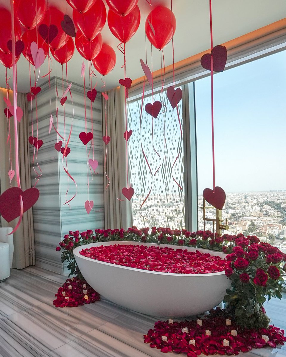 FSKuwait's tweet image. عش قصة حب في قلب فندق فورسيزنز الكويت. 🌹
انغمس في عطلة حالمة تتضمن باقات سخية لشخصين. استمتع بوجبة الإفطار ووسائل الراحة الرومانسية داخل الغرفة والمأكولات اللذيذة والعروض الخاصة في مطعمي داي فورني و سنتوهو.
اكتشف المزيد: fourseasons.com/ar/kuwait/offe…

#FourSeasons #ExperienceFS