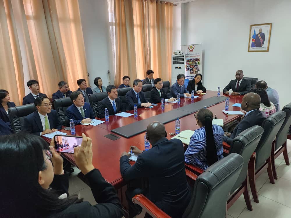 isako_patrick's tweet photo. SEM Jean-Lucien BUSSA a eu une séance de travail ce Jeudi 31.8.23 avec une vingtaine d'opérateurs économiques Sud-coréens évoluant dans les Mines et l'agriculture, conduits par l'Ambassadeur de la Corée du Sud #ChoJaichel et l'envoyé spécial Ministre des Aff étrangères #JunKim https://t.co/GBKGA1Nbcj