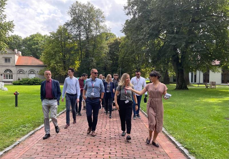 EUDiploAcademy's tweet photo. One of the first events of the European Diplomatic Academy 2023/24 is an enriching networking session intertwined with history, as the participants explore the exquisite #Natolin Palace and Park Estate, established back in the 18th century. #EUdiplomacy https://t.co/wXsIOpY8ql