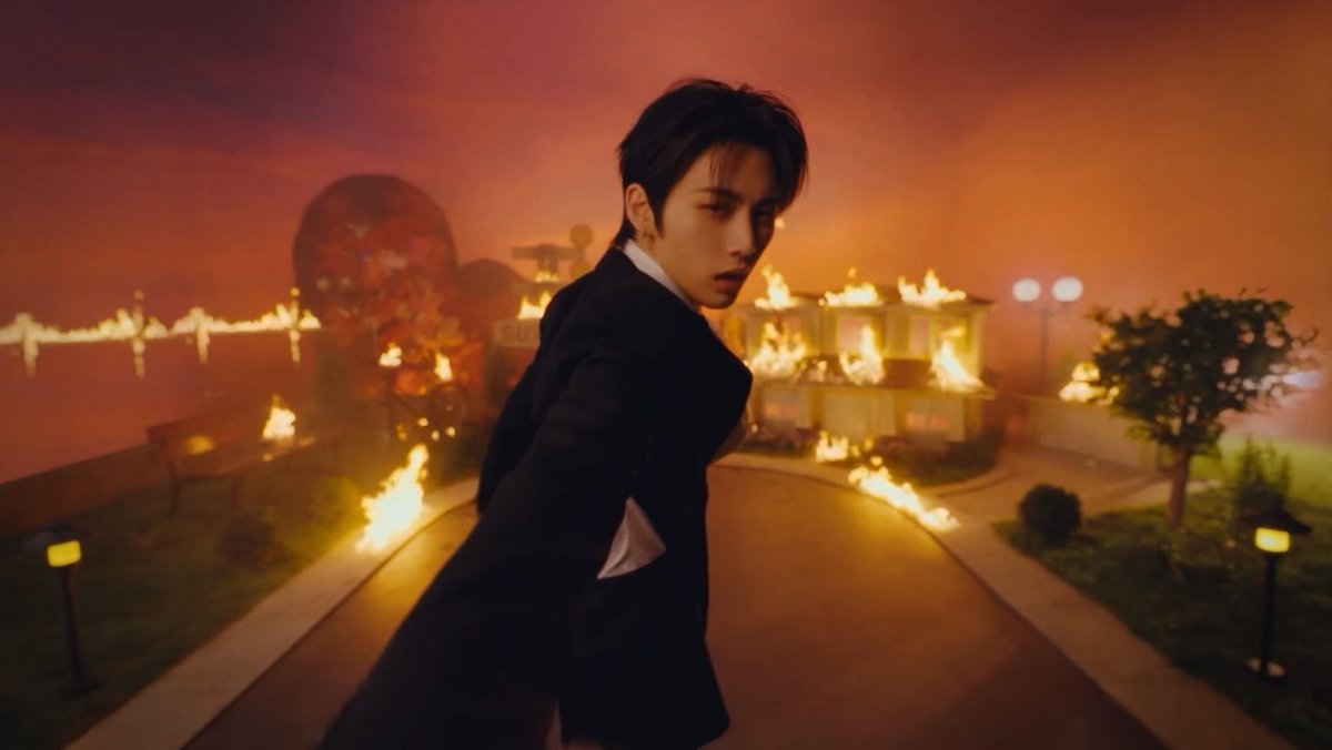 TAESANFILM's tweet photo. HE’S GONE INSANE https://t.co/7R2KoUez0g