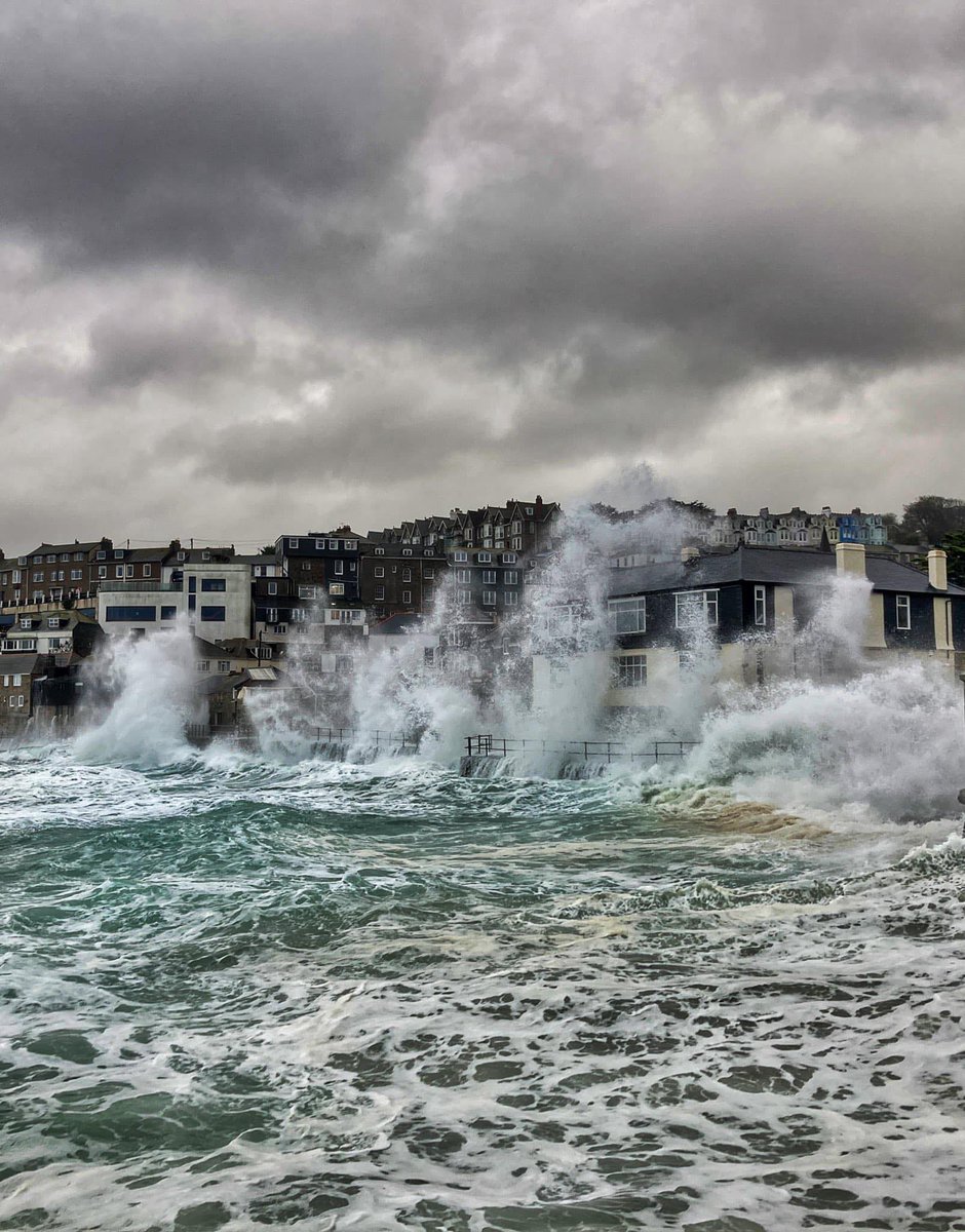 thebalconystu's tweet photo. Our first severe wave warning of the autumn has just gone out to our guests. 

It may be a sunny forecast, but next Tuesday and Wednesday's wind speed and direction forecast should be enough for some chunky stuff up against the sea wall at Lambeth Walk in St. Ives, Cornwall https://t.co/OE3LGkuSOL