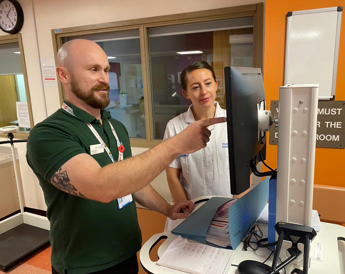 👏🏥 Paul: Renal dietitian extraordinaire 🍏 Siobhan: Student dietitian with a passion for change. As Siobhan wraps up her B placement week, here's to their collaborative efforts in shaping a healthier kidney future! 📸💪#RenalCare #wingstofly #Teamwork
