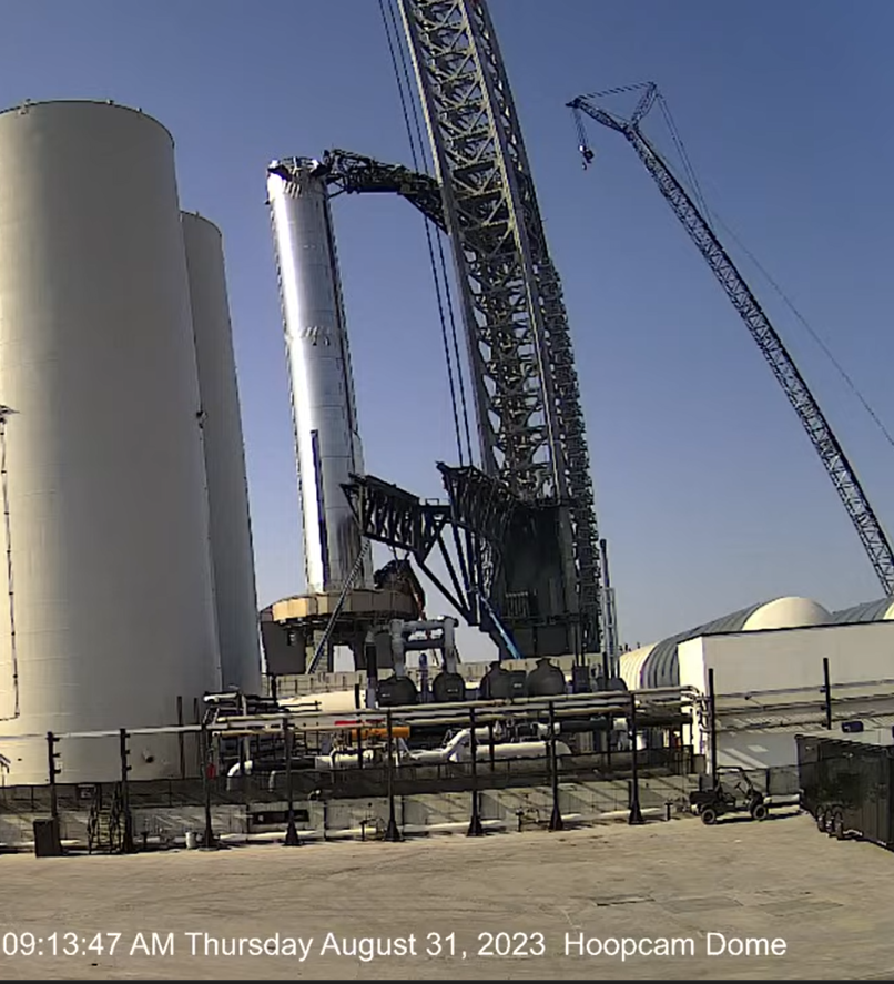 VickiCocks15's tweet photo. Side by side shots from @epicspaceflight #Hoop2Cam to show the change in height of the OLIT staircase. Maarvin moved across yesterday to lift some extra sections over night, last night. https://t.co/9Em13huKTi