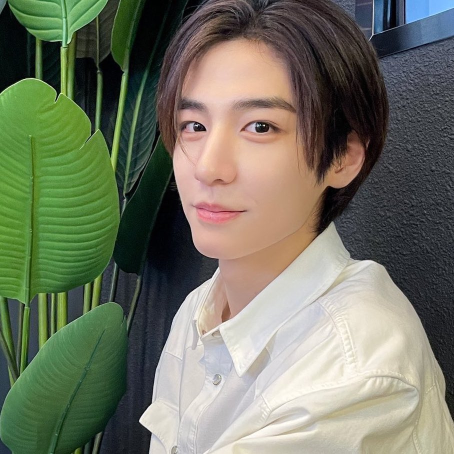 leehancokr's tweet photo. oh his eyes… youre telling me thats the same eyes that holds the whole universe https://t.co/5yU9zTC9ai
