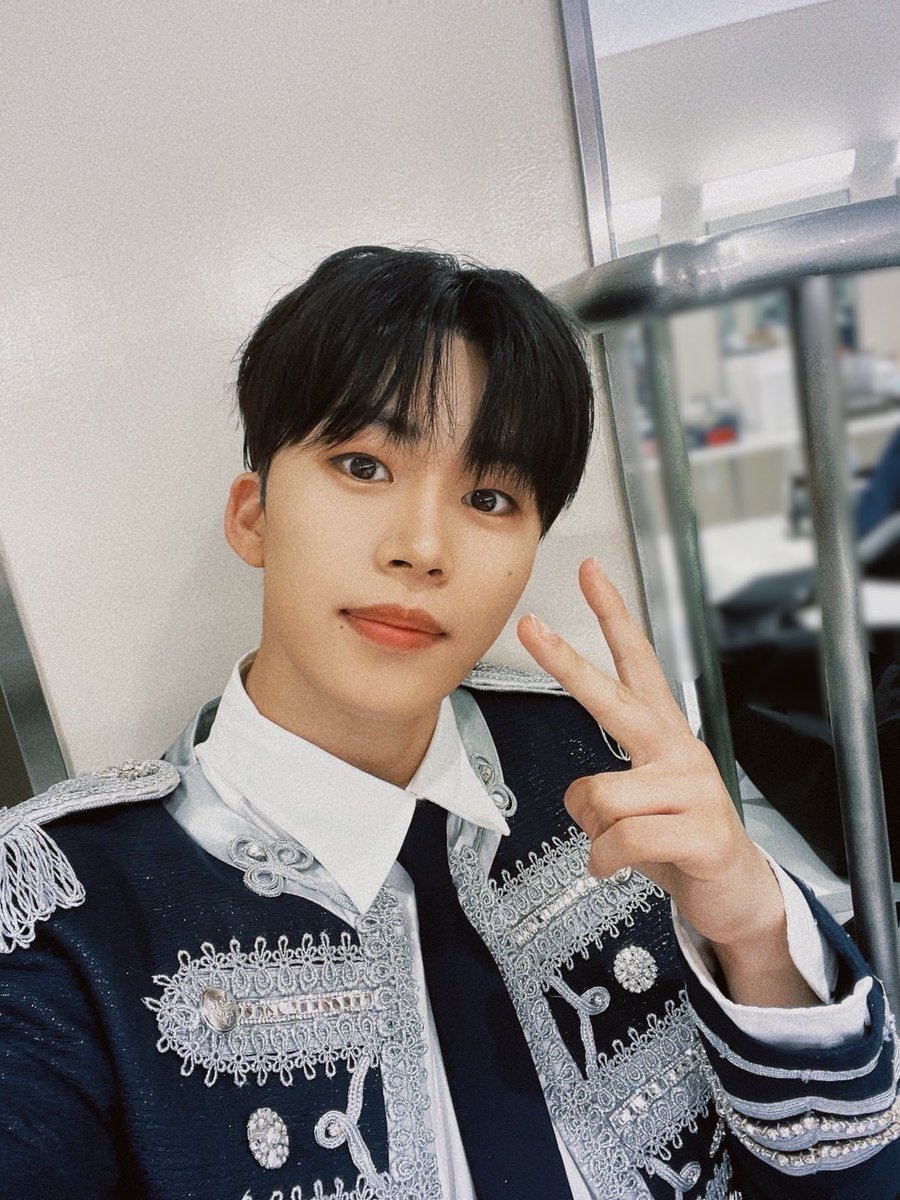 official_jo1's tweet photo. [#木全翔也]
愛知2日間ありがとうございました！！
ガイシホールに立てたのはみんなのおかげです！！
ありがとう！！
あい、チーズ！✌️

#JO1 #KIMATASYOYA https://t.co/6zUg7shFc7