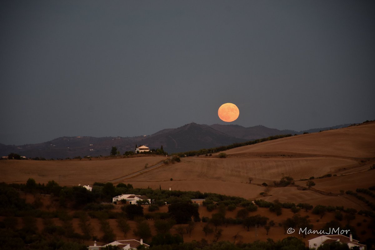 manujmoron's tweet photo. SuperLuna Azul - Montes de Málaga @tiempobrasero https://t.co/USkY3SI2Aw