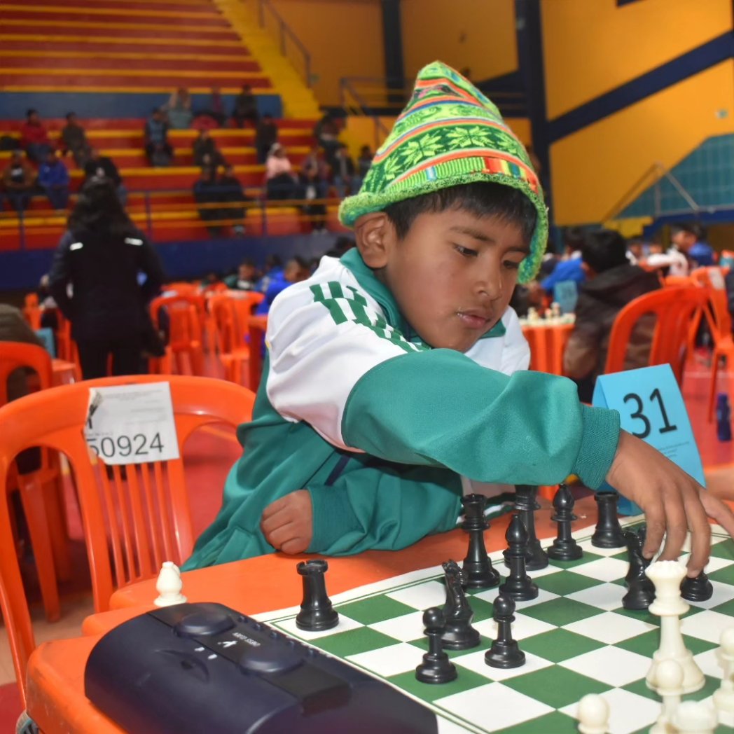 DdeLpz's tweet photo. 1ra Olimpiada de Ajedrez Fase Departamental - Torneo Presencial 

Dio comienzo el segundo día de competición en el Nivel Primario Comunitario Vocacional en la categoría 1ro a 3ro, donde ya en su parte media los niños intensifican su concentración para llegar al podio. https://t.co/gNBGbR7DqZ