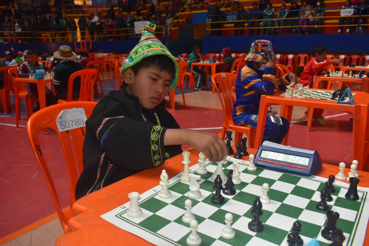 DdeLpz's tweet photo. 1ra Olimpiada de Ajedrez Fase Departamental - Torneo Presencial 

Dio comienzo el segundo día de competición en el Nivel Primario Comunitario Vocacional en la categoría 1ro a 3ro, donde ya en su parte media los niños intensifican su concentración para llegar al podio. https://t.co/gNBGbR7DqZ