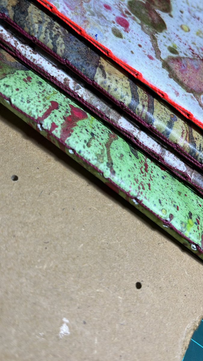 EdicionesOlaya's tweet image. Probando costuras en unos cuadernos ya pensando en el tipo de encuadernación para un nuevo libro que estamos editando