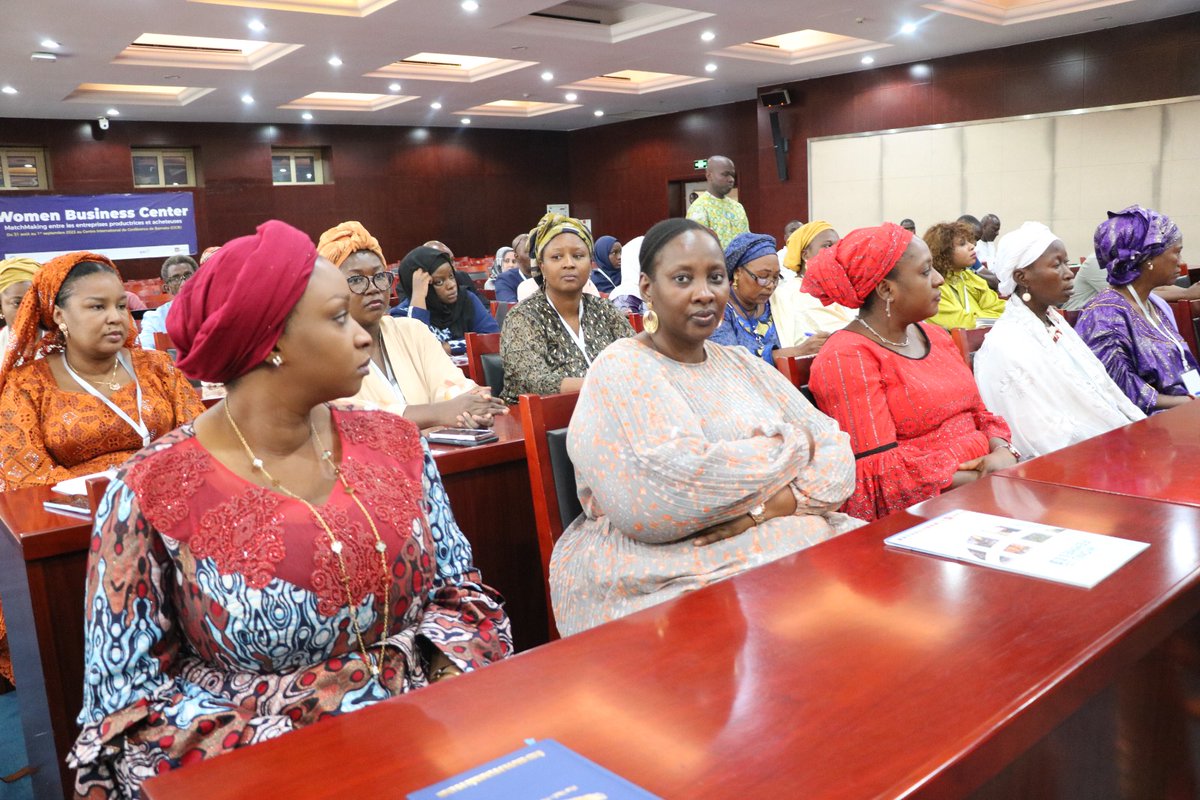 onufemmesmali's tweet photo. Le Gouvernement du #Mali, @onufemmesmali &amp; l'API @invest_mali lancent ce jour le #machmaking entre entreprises productrices &amp; acheteuses. But visé:
➡️faciliter l'accès aux marchés&amp; aux ressources 💰
➡️Renforcer le partenariat entre les entreprises 🚺 &amp;les acheteurs  potentiels. https://t.co/aPBNrTmWXg