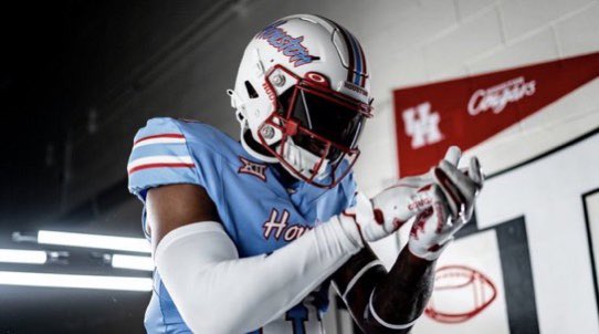 ApolloHOU's tweet image. The UH Cougars are rocking Oilers-inspired uniforms this weekend to open the season.

🔥 or 🗑️?