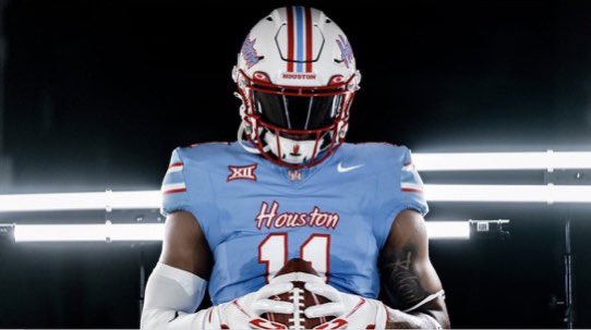 ApolloHOU's tweet image. The UH Cougars are rocking Oilers-inspired uniforms this weekend to open the season.

🔥 or 🗑️?