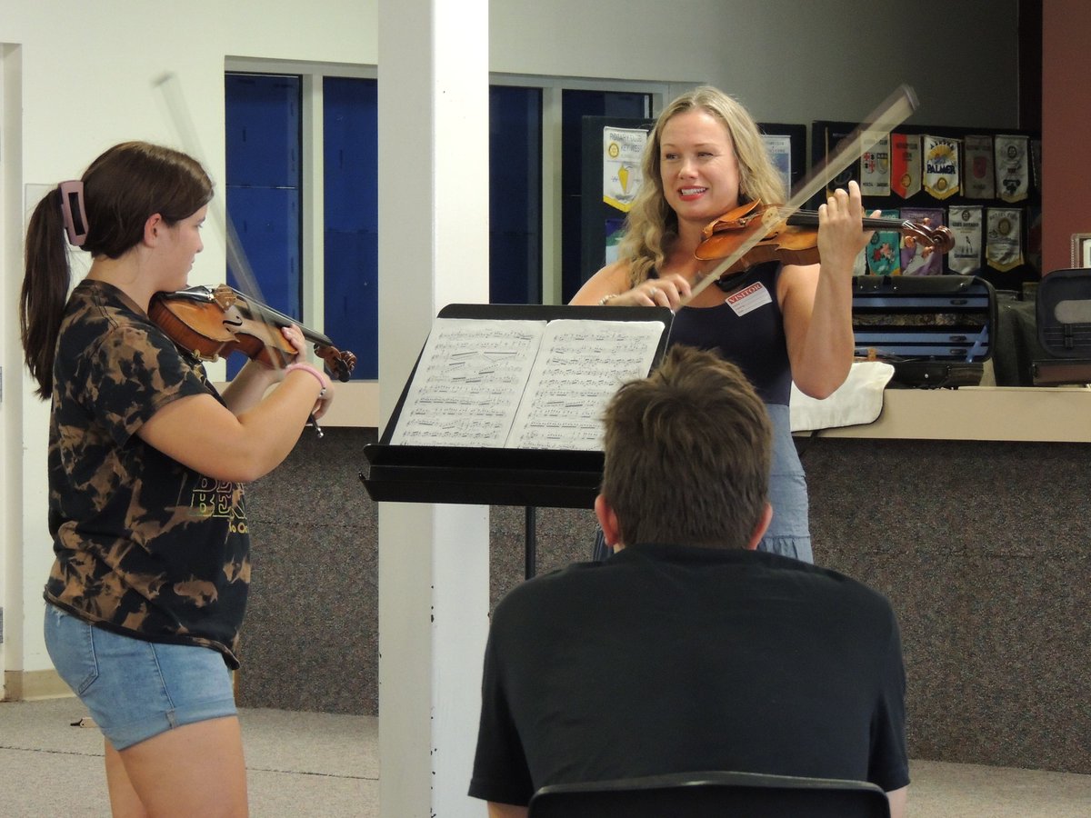 OldhamCoSchools's tweet photo. Professor Brittany MacWilliams, director of Leadership &amp; Performance for Strings (LaPS) conducted a Master Class for CAPAA students. LaPS provides unique opportunities for string players to develop their musical skills while growing as leaders &amp; performers. #ignitepassion https://t.co/G5KHhu8E7B