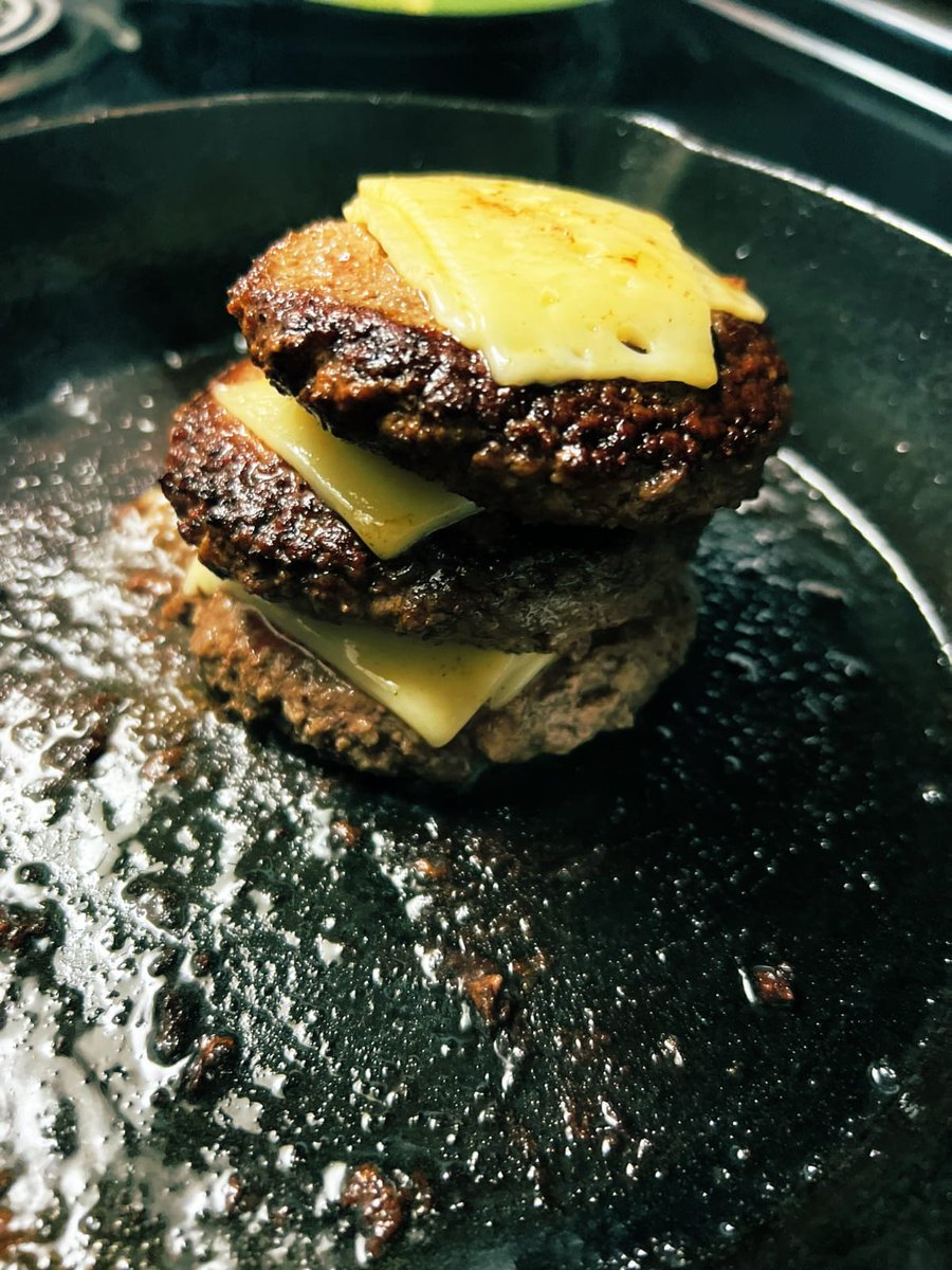 chefrehmanLko's tweet photo. Keeme ke kebab with sliced Cheddar Cheese to add your favourite burn π§
#chefrehman #roamingchef #kebab #keemekekebab #cheddarcheese #recipes #nonvegfood #cheesyrecipes #chefssecret https://t.co/v9TpPUKJrO