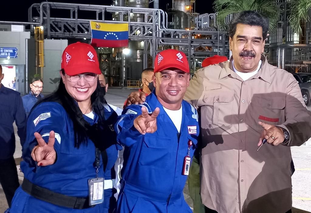 TellecheaRuiz's tweet photo. Por su experiencia y gran capacidad gerencial demostrada en la industria petroquímica, el Pdte. @NicolasMaduro ha nombrado a Ninoska La Concha como presidenta de Pequiven para que la empresa siga avanzando por el camino de la excelencia. Le deseo el mayor éxito en ese nuevo reto. https://t.co/YhptU5ZcFY