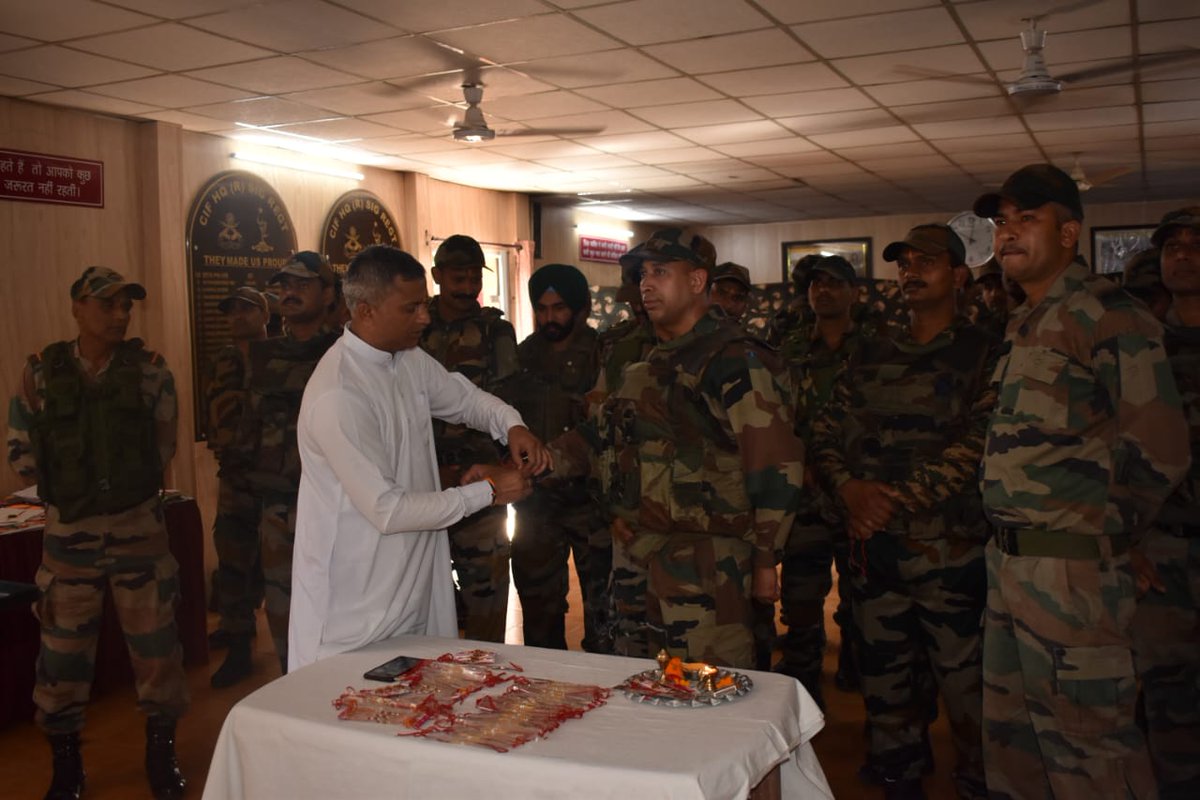 prodefencejammu's tweet photo. #RakshaBandhan2023
#AdvancedAcademy, #Indore displaying the faith & love vested in #IndianArmy sent Rakhis prepared by their young students on the auspicious ocassion. The Rakhis were tied in a traditional ceremony organised in forward areas.
@SpokespersonMoD
@adgpi https://t.co/GFRyAXuvf5