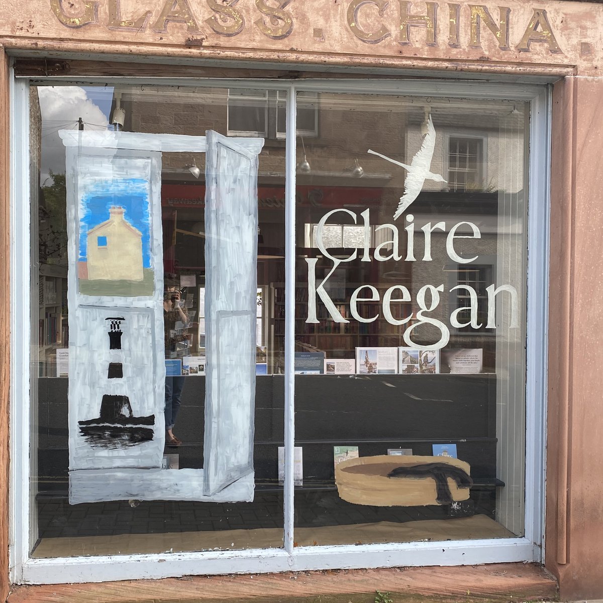 mainstreethare's tweet photo. Happy publication day to @CKeeganFiction and her new short story #SoLateintheDay ππ»
Jack painted one of our windows to celebrate π
@FaberBooks #mainstreetbooks #clairekeegan #windowdisplay #smallthingslikethese #indiebookshop https://t.co/3Bp8PzZW4x