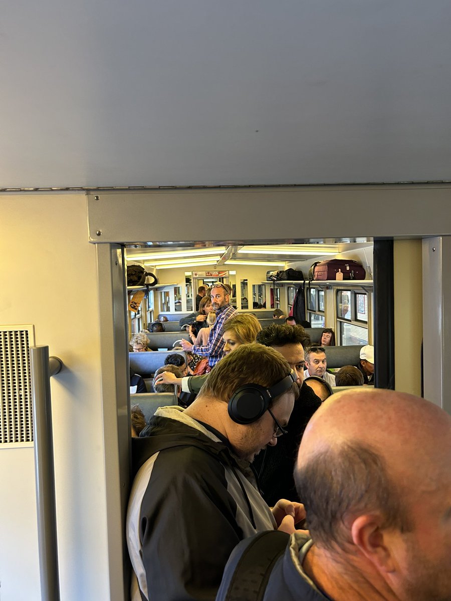 koenraadx's tweet photo. Hey #nmbs wat verwachten jullie eigenlijk als jullie je grootste wrak inzetten op de drukste lijn in volle spits? Maak daar eens een poster over #notrelaxed https://t.co/hRPSpHbeo5