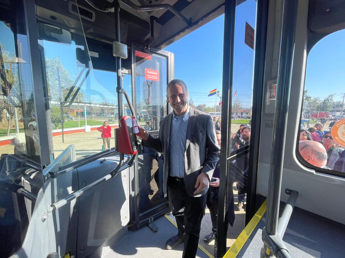 JuanCaMunozA's tweet photo. ¡Gran noticia para los vecinos de Padre Hurtado y de Valle Grande en Lampa! @Red_Movilidad llegará a sus comunas. Podrán acceder a la tarifa integrada y al Monto Máximo Mensual vía Dale QR!

 Pagando un solo pasaje podrán usar toda la red de buses y trenes ¡Vamos por más! 🙌 https://t.co/FF9WA6A0Ia