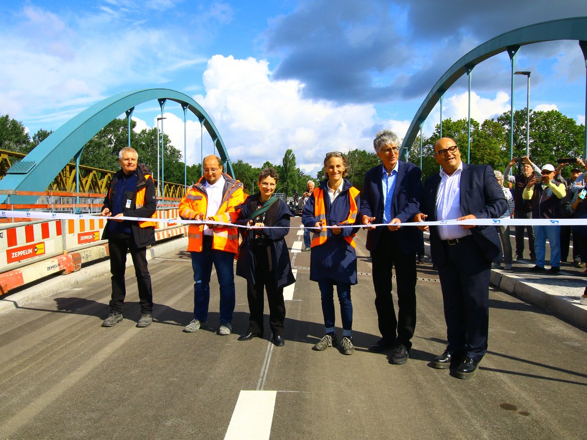 gdws_wsv_presse's tweet image. Die neue #TegelerBrücke wurde heute für den Verkehr freigegeben - eine wichtige #Verbindung zwischen den #Berlin|er Bezirken #Reinickendorf und #Spandau.
Die neue #Brücke stärkt das Berliner Straßen- und #Radwegenetz. Davon profitieren tägl. ca. 20.000 Pendelnde. #WSV #WNABerlin