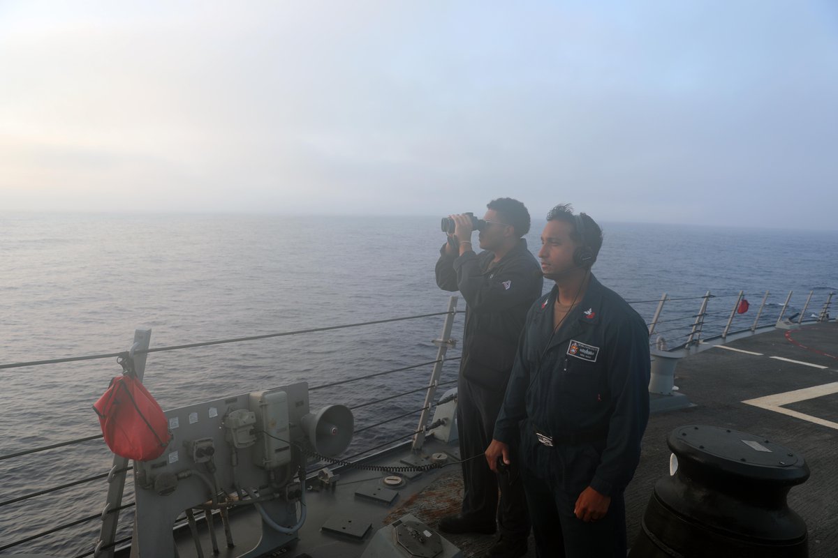 Working through the fog. ⚓️👀

During low visibility in the Atlantic Ocean, Culinary Specialist Seaman Jose Nadal and Yeoman 1st Class Neil Nair stand watch on the forecastle aboard @USSPAULIGNATIUS #DDG117. #lowvis

📸: MC1 Zac Shea