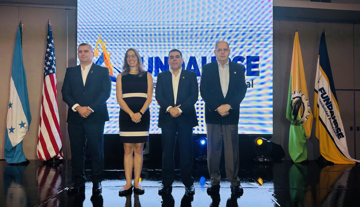 FUNDAHRSE_'s tweet photo. FUNDAHRSE renovó su imagen fortaleciéndose como la organización líder que impulsa la sostenibilidad empresarial en el país.
Así lo dio a conocer en su lanzamiento, ante la presencia de representantes de empresas, aliados, invitados especiales y medios de comunicación. https://t.co/fZZReJSEbz