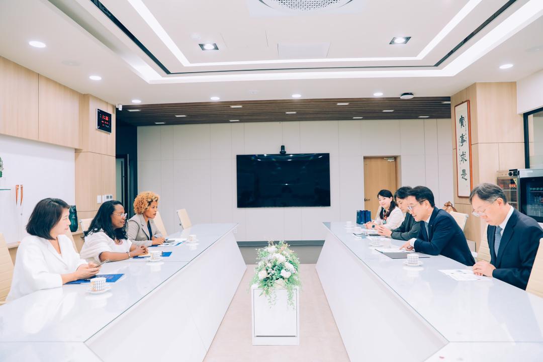 AdanechAbiebie's tweet photo. #Ethiopia We had a fruitful discussion with Kim Hyun-young, president of the Kangwon national University University (KNU) in Chuncheon, #Korea.
In our discussion, we exchanged ideas on the scholarship opportunities  between the two sister cities, and we agreed to provide education for talented students of our city who fulfil the criteria of KNU University.
This scholarship will be a great opportunity for the talented students of our city .