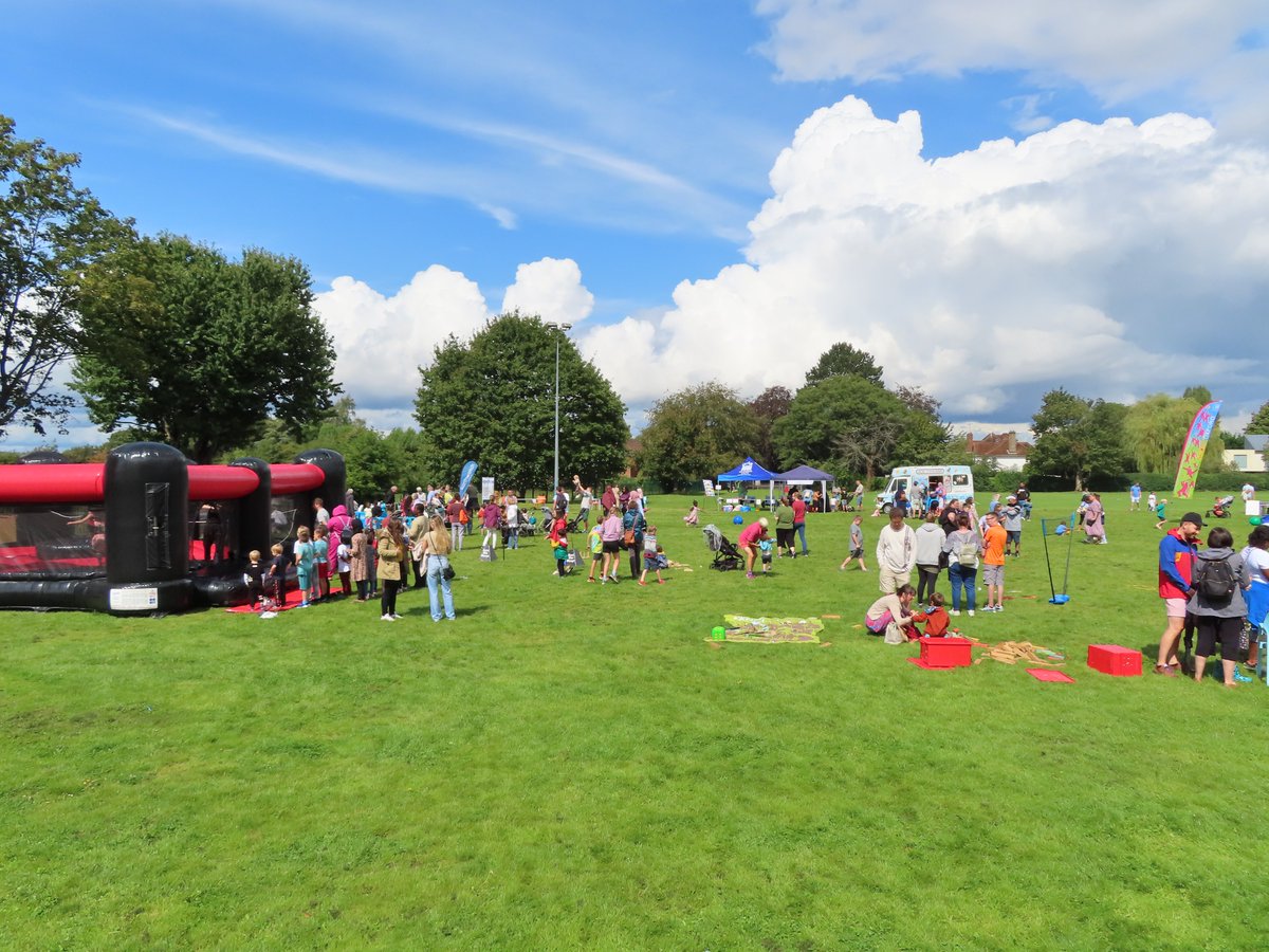 We had lots of fun at the #RoseHill Fun Day! An amazing community event, with lots of free and fun activities! Supported by @OxfordCity, @RoseHillJYC & @FelthamCLtd More photographs linked in the thread below! #oxford