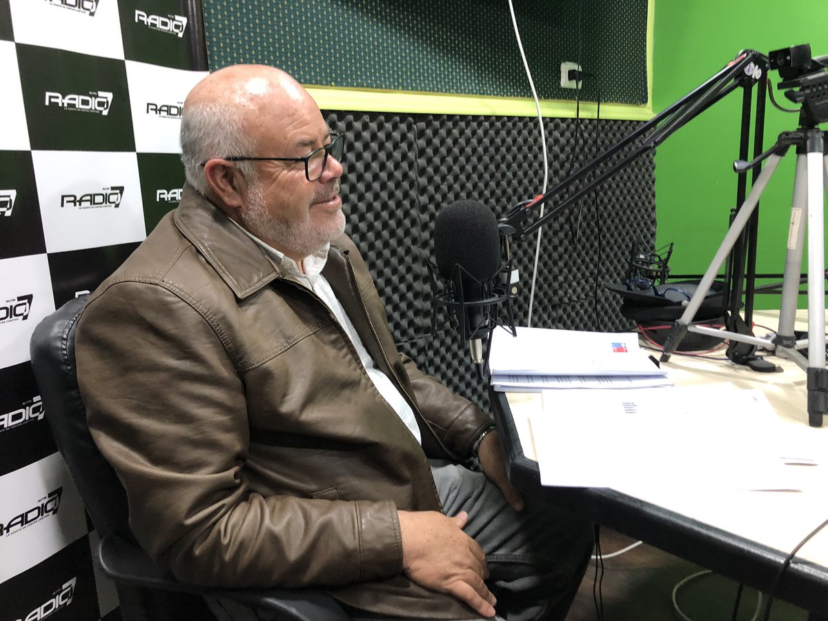 MDSCoquimbo's tweet photo. 🎙📻A esta hora nuestro Seremi de @MDSCoquimbo @eduardoalcayaga conversa con Radio 7 #Ovalle 90.7 FM sobre el #PlanProtegeCalle y los resultados de la encuesta #CASEN2022▶️👉 https://t.co/9S81rszCqU https://t.co/rqrVdvkYzm