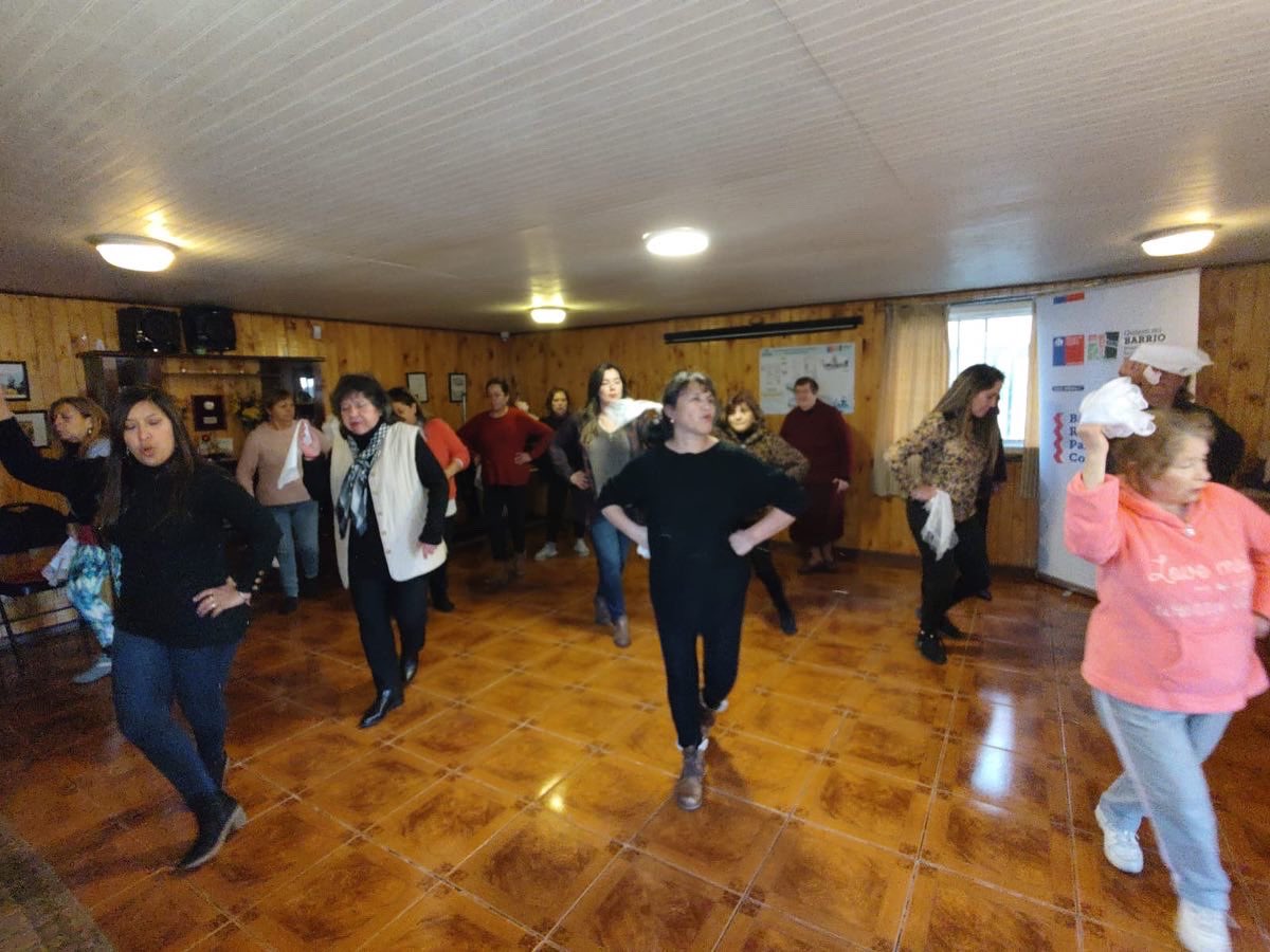 barrios8va's tweet photo. A horas de iniciar el mes de la #patria, en @QmbRemoPaicavi las familias ya están preparándose con el Taller de Cueca, que se ejecutará gratuitamente hasta finales de septiembre. https://t.co/eNNQczVF3c