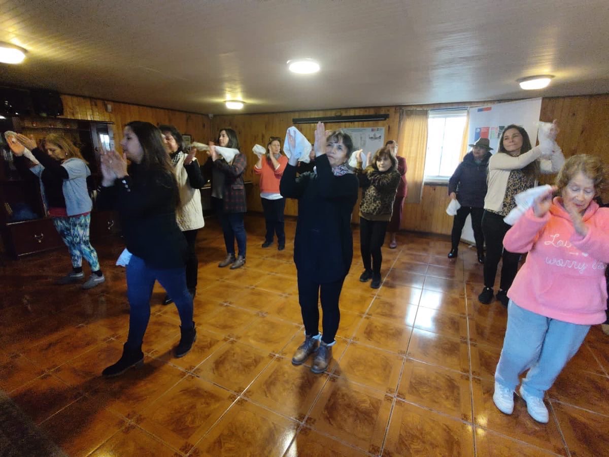 barrios8va's tweet photo. A horas de iniciar el mes de la #patria, en @QmbRemoPaicavi las familias ya están preparándose con el Taller de Cueca, que se ejecutará gratuitamente hasta finales de septiembre. https://t.co/eNNQczVF3c