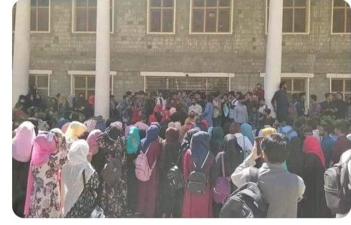 InayatK77846154's tweet photo. گلگت بلتستان
فیسوں میں بے تحاشہ اضافے کے خلاف قراقرم انٹرنیشنل یونیورسٹی کے طلباء وطالبات نے یونیورسٹی کے باہر شاندار انداز میں احتجاج ریکارڈ کرا دئیے گئے 
احتجاج میں وائس چانسلر کے خلاف شدید  نعرہ بازی 
چور ہے چور ہے     وائس چانسلر چور ہے 
#Govcgo https://t.co/Py8dgt6c8a