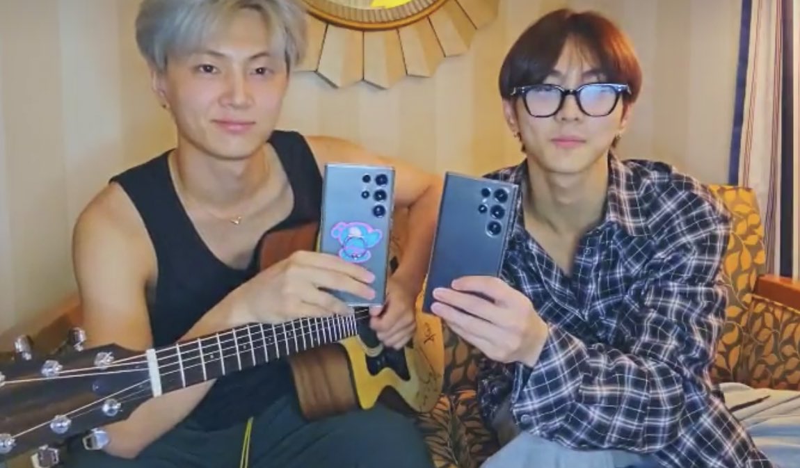 🐈 커플폰은아니고 같은폰. 커플폰이라고 하지말아주세여

네.커플폰샘분들