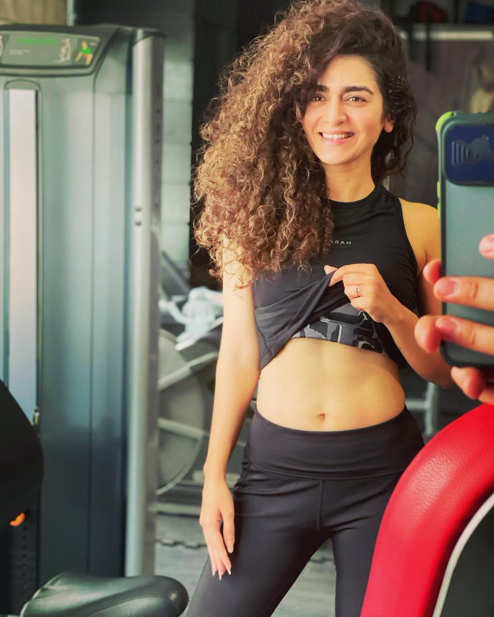 #HajraYamin in her pretty #gym look 🖤

Follow - @showbiiznow :(