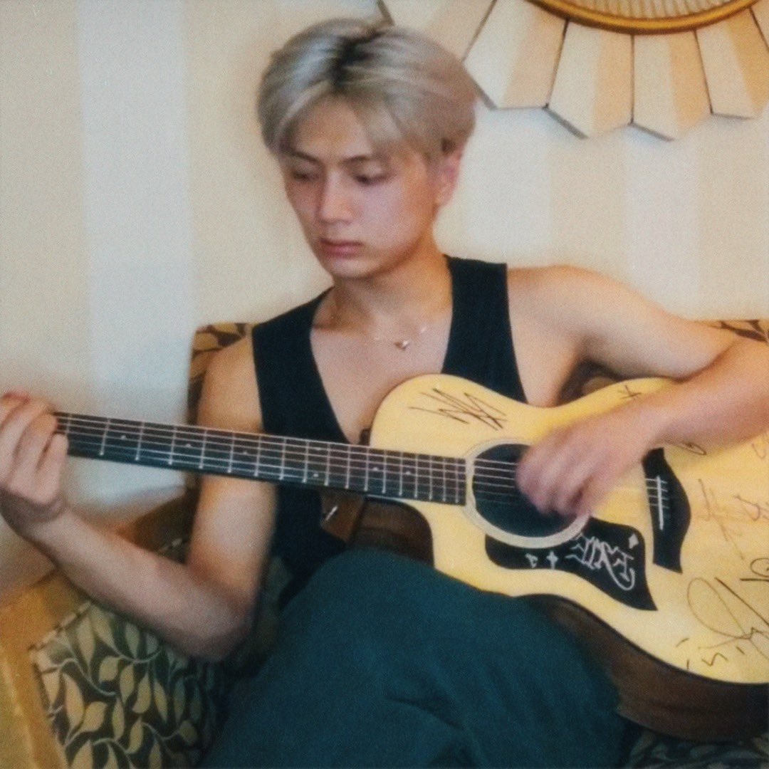 mainlyjay's tweet photo. this guitarist park jongseong 🚶‍♀️ https://t.co/t5rXgh16y8