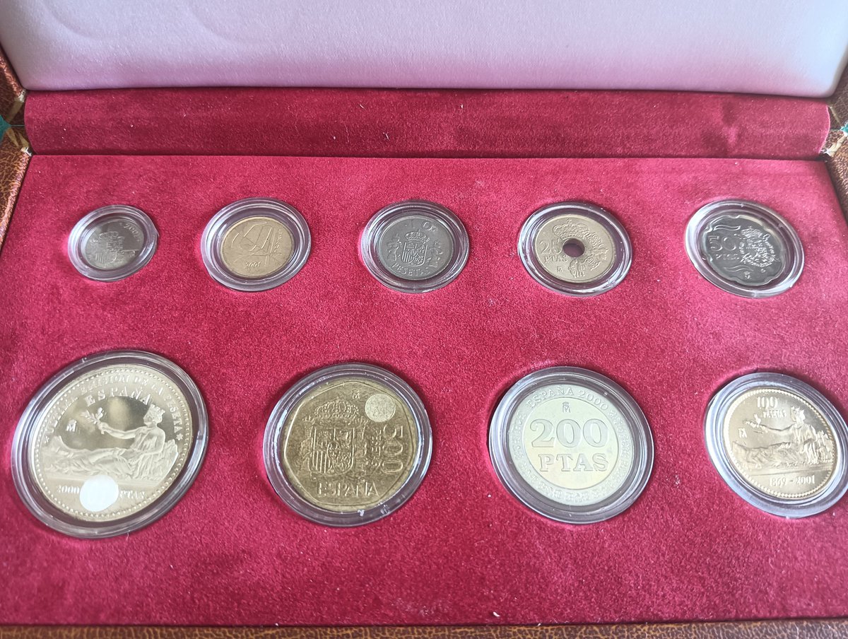 numisfil's tweet image. En los años 2000 y 2001 se acuñaron las últimas #monedas en #Pesetas yo las recogí en este estuche y lucen así de bien. #Numismática