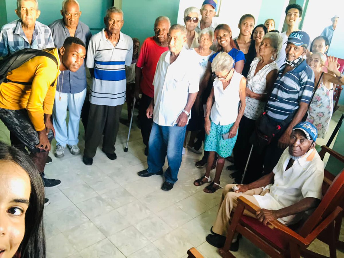 feupalmasoriano's tweet photo. “Los años arrugan la piel, renunciar al entusiasmo arruga el corazón.”

Si de compartir sonrisas se trata, también las compartimos con nuestros jóvenes de la 3era edad pertenecientes a la Casa de Abuelos "Deseos de Vivir" a los que llevamos optimismo y esperanza a esos abuelitos. https://t.co/vbTfhxUVBY