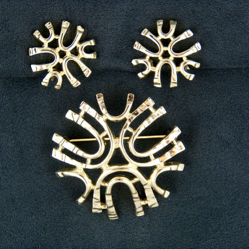 FlotsamMich's tweet photo. Sarah Coventry 'Sea Sprite Brooch' & Earrings Set
Seasonless sophistication - a Sarah Coventry classic!
#vintage #jewelry #set #brooch #earrings #designer #signed #SarahCoventry #tailored #seasonless #workstyle #giftforher #giftsforwomen #giftideas
https://t.co/SHdE2Uy2wp https://t.co/wabmDjPF0w
