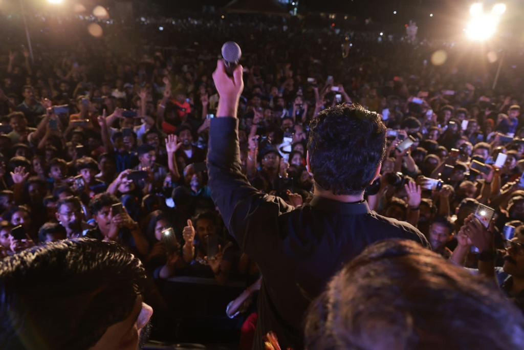 NtoeOfficial's tweet photo. pictures speak volumes and shows the emotions of what #NivinPauly is to the people of Kerala. His stardom is unmatched when it comes to the love from the common people of the state ❤️
@NivinOfficial #RamachandraBossandCo #BossAndCo https://t.co/sJ16LLrkkK