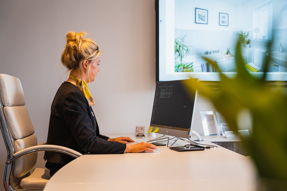 LlanmoorHomes's tweet image. Did you know that new-build homes are still saving homeowners thousands of pounds each year? 🧐

On average, they use only 9,414 kWh per year, whereas older properties consume around 21,040 kWh annually. This means new builds use over 55% less energy each year 💁

#llanmoorhomes